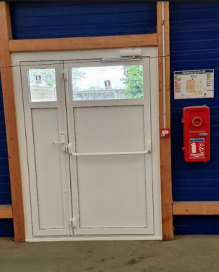 SÉCURITÉ ET DURABILITÉ AVEC MVM MENUISIER - INSTALLATION D'UNE PORTE DE SECOURS À ST PRIEST