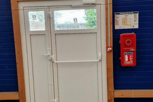 SÉCURITÉ ET DURABILITÉ AVEC MVM MENUISIER - INSTALLATION D'UNE PORTE DE SECOURS À ST PRIEST