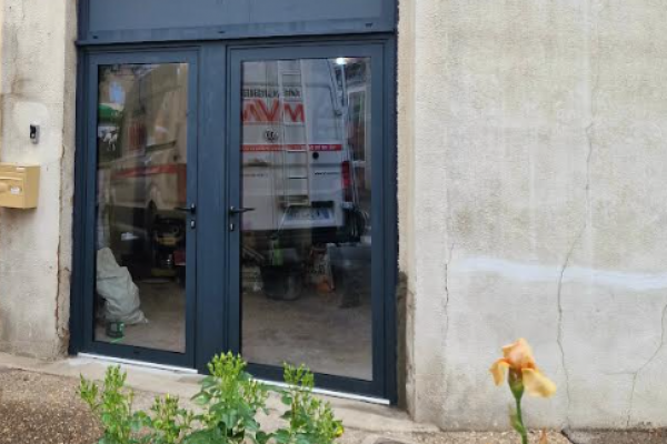 DEVANTURE DE COMMERCE EN  ALUMINIUM THERMIQUE MVM - VILLARD LES DOMBES 