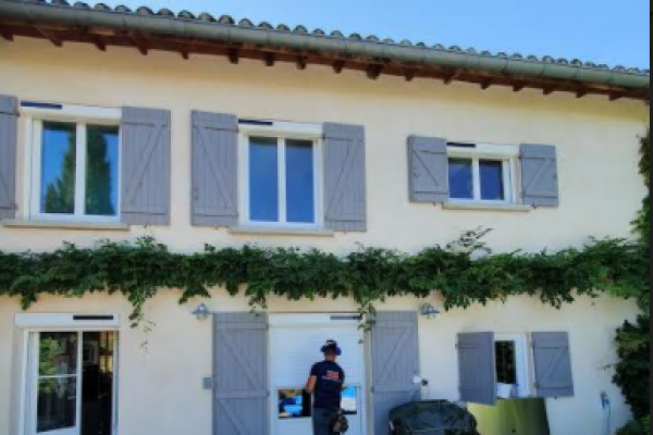 POSE DE VOLETS ROULANTS SOLAIRES SUR UN CORPS DE FERME A FRANCHEVILLE