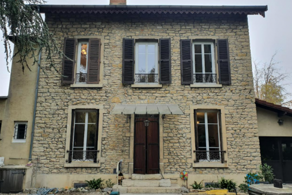 MAISON BOURGEOISE-FENETRES DEPOSE TOTALE REMISE DES PERSIENNES EXISTANTES