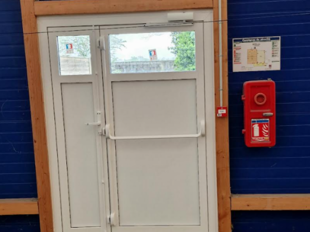 SÉCURITÉ ET DURABILITÉ AVEC MVM MENUISIER - INSTALLATION D'UNE PORTE DE SECOURS À ST PRIEST